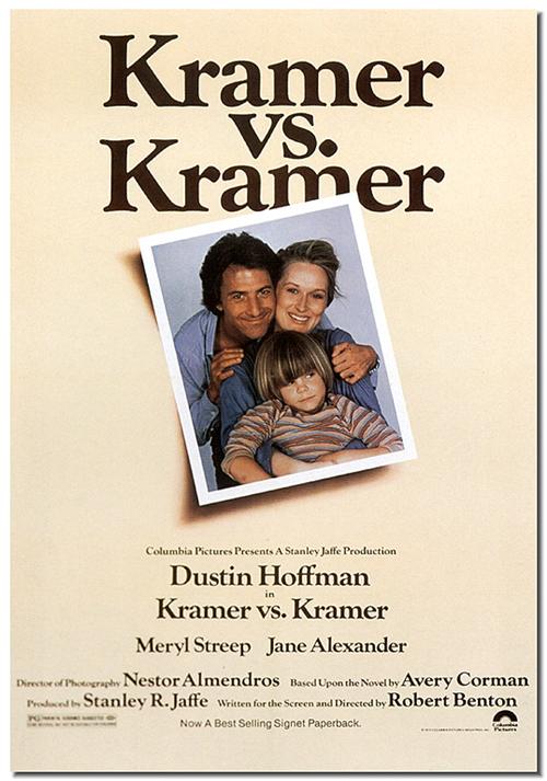 Imagem em formato retangular, na vertical. Cartaz oficial do filme “Kramer VS. Kramer”. Imagem de meio corpo, com Dustin Hoffman abraçando pelos ombros Meryl Streep, ambos sorrindo, e à frente, no colo de Meryl, o ator mirim Justin Henry com ar pensativo. A imagem tem um fundo azul, com borda branca, no formato de uma foto. O cartaz do filme é amarelo, o nome do filme e o elenco estão escritos na cor marrom.