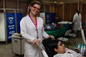 A médica de coleta externa do Hemorio, Carolina Malheiro da Graça Godoy com voluntária durante campanha de doação de sangue.