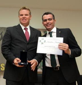 O juiz auxiliar da presidência, Marcelo Oliveira, recebeu a medalha do chefe da Polícia Civil, Rivaldo Barbosa, representando também o juiz auxiliar Marcello Rubioli