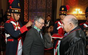 O presidente do TJRJ, desembargador Milton Fernandes de Souza, recebe a medalha entregue pelo ministro Jorge Mussi, do STJ e do TSE
