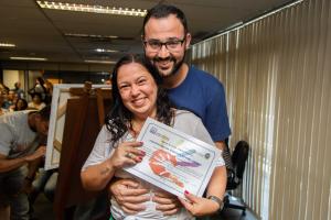 Elaine da Silva de Almeida Castanheira e Rodrigo Castanheira Santos recebem o o certificado de habilitação para adoção
