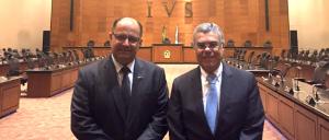 O presidente do TJRJ, desembargador Milton Fernandes de Souza (à direita), acompanhou o vice-almirante Lima Filho na visita ao Tribunal Pleno