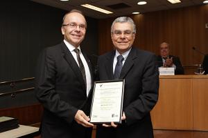 O diretor-geral da Emerj, desembargador Ricardo Rodrigues Cardozo, recebe do presidente do TJRJ, desembargador Milton Fernandes de Souza,  o certificado de qualidade