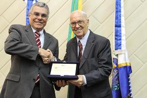 Presidente do TJRJ, desembargador Milton Fernandes de Souza, entrega placa comemorativa ao desembargador Thiago Ribas Filho.