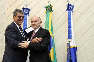 Desembargador Joaquim Domingos entrega placa comemorativa ao desembargador Sergio Cavalieri Filho