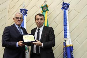 Ministro Antonio Saldanha Palheiro recebe homenagem do juiz Erick Linhares