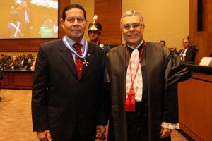 O general Antonio Hamilton Mourão recebeu o colar do presidente do TJRJ, desembargador Milton Fernandes de Souza