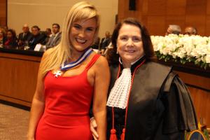 A servidora Renata Oliveira Gomes da Silva recebeu homenagem