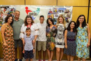 Equipe da Cejai recebe com a juíza Mônica Labuto casal com filhos adotivos