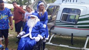 Juíza Glória Heloísa acompanha o "Papai Noel" vestida de Mamãe Noel