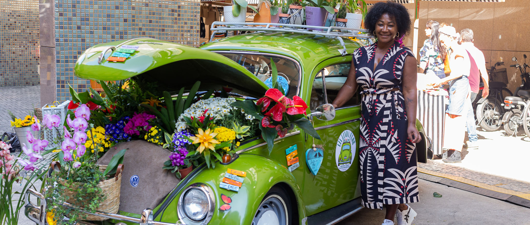 Valcineia Machado vendendo flores em seu carro estacionado na Feira Orgânica do TJRJ. 