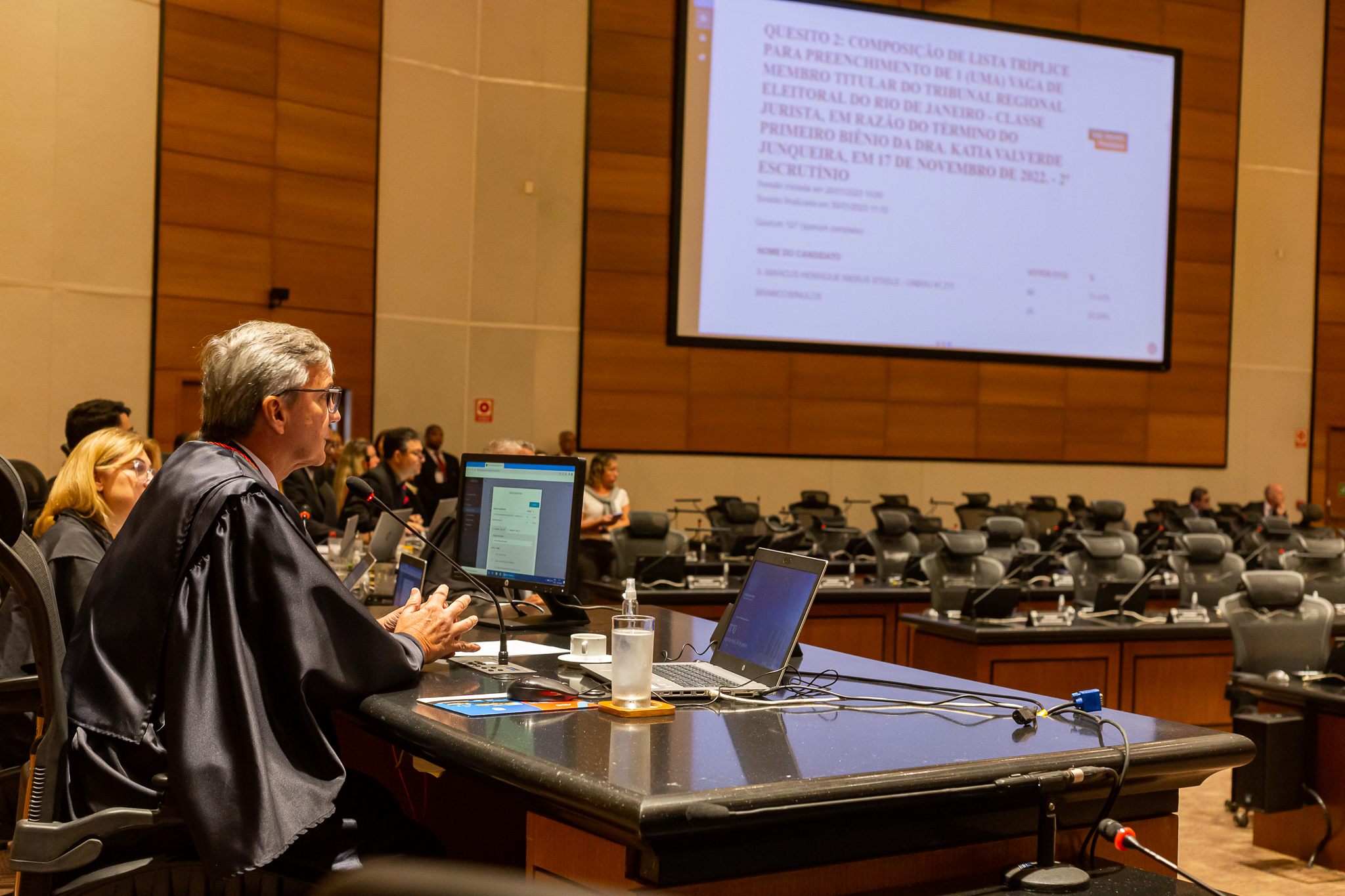 Imagem do presidente do TJRJ, desembargador Henrique Carlos de Andrade Figueira, sentado presidindo sessão no Tribunal Pleno 