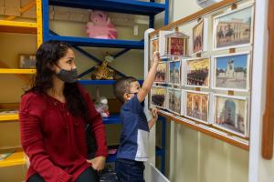 Enzo, 4 anos, visitou um museu pela primeira vez ao lado da mãe, Bianca Trindade