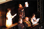 Elenco encenando a peça de Friedrich Dürrenmatt.