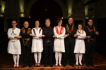 Foto de divulgação com todo o elenco.