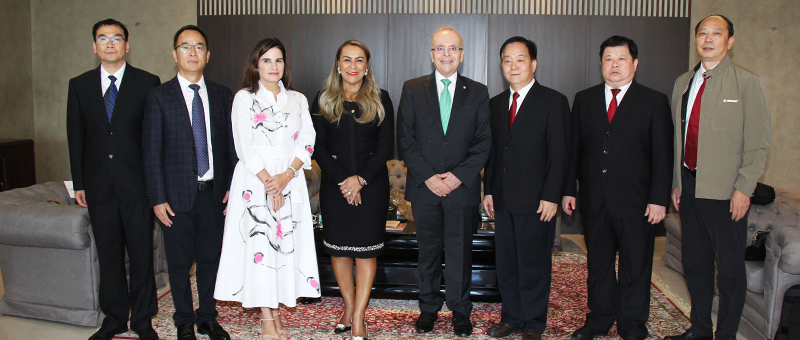 Os juízes chineses Wang Bin e Chen Qun, a desembargadora Renata França, a deputada estadual Tia Ju, o presidente do TJRJ, desembargador Ricardo Cardozo, e os juízes Dong Ming, Wang Weiguang e Bao Jianhui