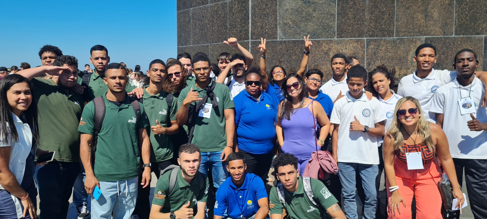 Integrantes do projeto de Inclusão Social Jovens Mensageiros, Justiça pelos Jovens e Começar de Novo, fizeram uma visita guiada ao Cristo Redentor, realizada pela equipe do Santuário Cristo Redentor, Geraldo José Alves. Imagem sem descrição