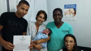 O primeiro bebê a ser registrado na Unidade Interligada de Araruama, Carlos Eduardo, com o pai Eduardo Ferraz, as enfermeiras Claudia Castilho Lucimar Castilho e a escrevente do posto de registro civil, Síbia Moreira.