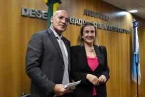 O presidente da ANOREG, Dr. Carlos Firmo, e a corregedora-geral da Justiça, desembargadora Maria Augusta Vaz