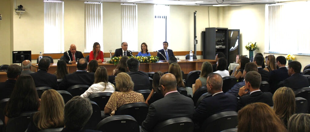 O corregedor Marcus Henrique Basílio (ao centro) com os juízes Rafael Estrela, Rose Marie Pimentel, Eunice Haddad e Ricardo Starling. 
