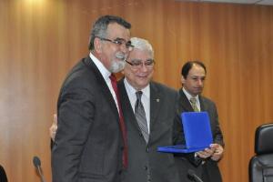 O Corregedor é homenageado pelos notários com a entrega de uma placa de agradecimento pelas mãos o Presidente da ANOREG/RJ, Renaldo Bussière.