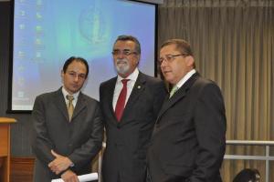 O Juiz Auxiliar da CGJ, Dr. Sérgio Ricardo Fernandes, o Presidente da ANOREG/RJ, Renaldo Bussière e o Presidente da Autoridade Certificadora Notarial, Ubiratan Guimarães.