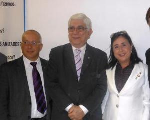 O Presidente da AMAERJ, Des. Cláudio Dell´Orto e o Corregedor-Geral da Justiça, Des. Antonio José Azevedo Pinto com a Juíza homenageada Dra. Mafalda Lucchese.