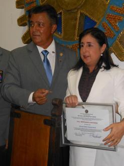 A juíza Mafalda Lucchese recebe o diploma de associada honorária do Rotary Club de Caxias pelos relevantes serviços a comunidade, das mãos do Presidente do Clube, Sr. Anselmo Suhett de Almeida.