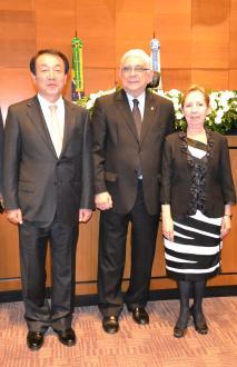Know Jae-Jin, Ministro da Justiça da Coréia com o Corregedor-Geral da Justiça, Des. Azevedo Pinto e sua esposa Vânia Pinto.