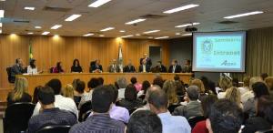 A mesa de abertura do Seminário sobre o Sistema Integrado de Comunicações do Registro Civil no Estado Fluminense.