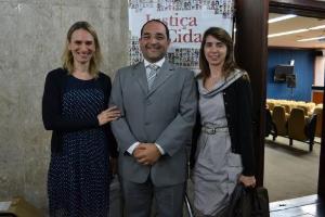 A Desembargadora Cristina Teresa Gaulia, o Maestro Miguel Braga e a Juíza Andrea Barroso Vidal.
