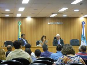 O Chefe de Gabinete, Geraldo Aymoré, a Juíza Auxiliar da CGJ, Dra. Cristiane Cantisano e o Corregedor-Geral, Des. Azevedo Pinto recebem os servidores realocados.