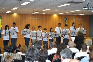Os pequenos da Orquestra de Flauta Doce Tom Maior do Centro Educacional da Tijuca.