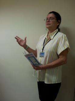 A servidora Andiara Pereira da Silva mostra a cartilha sobre Noções Básicas para o dia a dia do Cidadão.