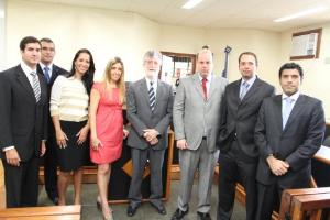 O Presidente do Tribunal de Justiça, Des. Manoel Alberto Rebêlo dos Santos, ao meio, o Chefe de Gabinete da CGJ, Geraldo Aymoré Junior, ao fundo, com juízes e convidados para a inauguração da Vara Criminal de Maricá.
