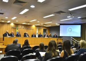 A mesa composta pelo Corregedor-Geral, Des. Valmir de Oliveira Silva, o Diretor da EMERJ, Des. Sérgio Verani, e os Juízes Auxiliares da CGJ