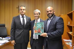 O autor do livro Dr. Luiz Eduardo de Castro Neves (ao meio) e os Juízes Auxiliares da CGJ, Dr. Gustavo Direito e Dr. Paulo Jangutta