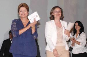 A Presidente da República, Dilma Rousseff, a Ministra Maria do Rosário, da Secretaria de Direitos Humanos da Presidência da República (SDH/PR) e a Juíza Premiada Raquel Santos Pereira Chrispino. Foto: Tiago Belinski (Assessoria SDH)