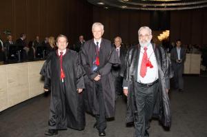 O Desembargador Ademir Pimentel, o 1° Vice-Presidente José Carlos de Figueiredo, o Corregedor-Geral da Justiça Des. Valmir de Oliveira Silva e ao fundo o Des. Luiz Fernando Ribeiro de Carvalho. (Foto: Alexandre Moreira)