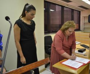 A Juíza Titular do V Juizado Dra. Daniella Binato e a Presidente do TJ Des. Leila Mariano assinam a ata de instalação da nova serventia