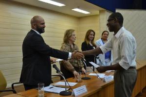 O Juiz Paulo Jangutta entrega o ato de lotação ao novo servidor Sidney Pacheco da Silva