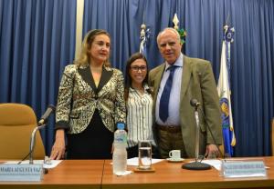 O presidente do TJRJ e a corregedora-geral da Justiça homenageiam a servidora Vanessa Pereira, primeira colocada no cargo de psicologia