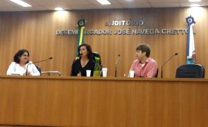 A professora Rita Cavalcante da escola de Serviço Social da UFRJ, ao centro, ministra a palestra ¿Interdisciplinaridade e o Exercício Profissional¿