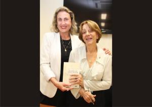 1) A corregedora-geral da Justiça, desembargadora Maria Augusta Vaz, prestigiou o lançamento do livro da desembargadora Áurea Pimentel, em solenidade na Emerj
