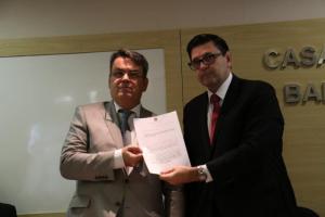 O Corregedor-Geral recebe uma cópia da pesquisa "A Voz do Advogado" dada por Claudio Coelho
