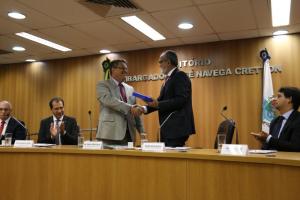 O presidente da Anoreg/RJ entrega placa ao Corregedor-Geral da Justiça