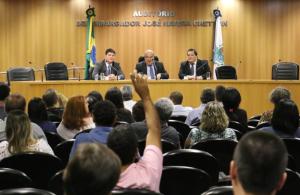 Os juízes Grandmasson e Mello Serra, e o diretor da DGFAJ, Cláudio Torres, respondem a dúvidas de servidores