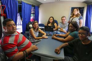 Áurea e o neto Pedro, à direita, foram atendidos pela juíza Anna Carolinne Licasalio e a desembargadora Regina Passos, além de promotores e defensores