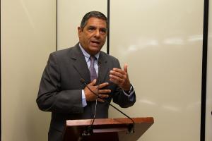 O juiz Octávio Chagas de Araújo Teixeira agradece o apoio de representantes de Nova Iguaçu envolvidos na inauguração do Nupem