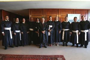 O presidente Milton Fernandes ao lado dos juízes removidos, durante solenidade de posse